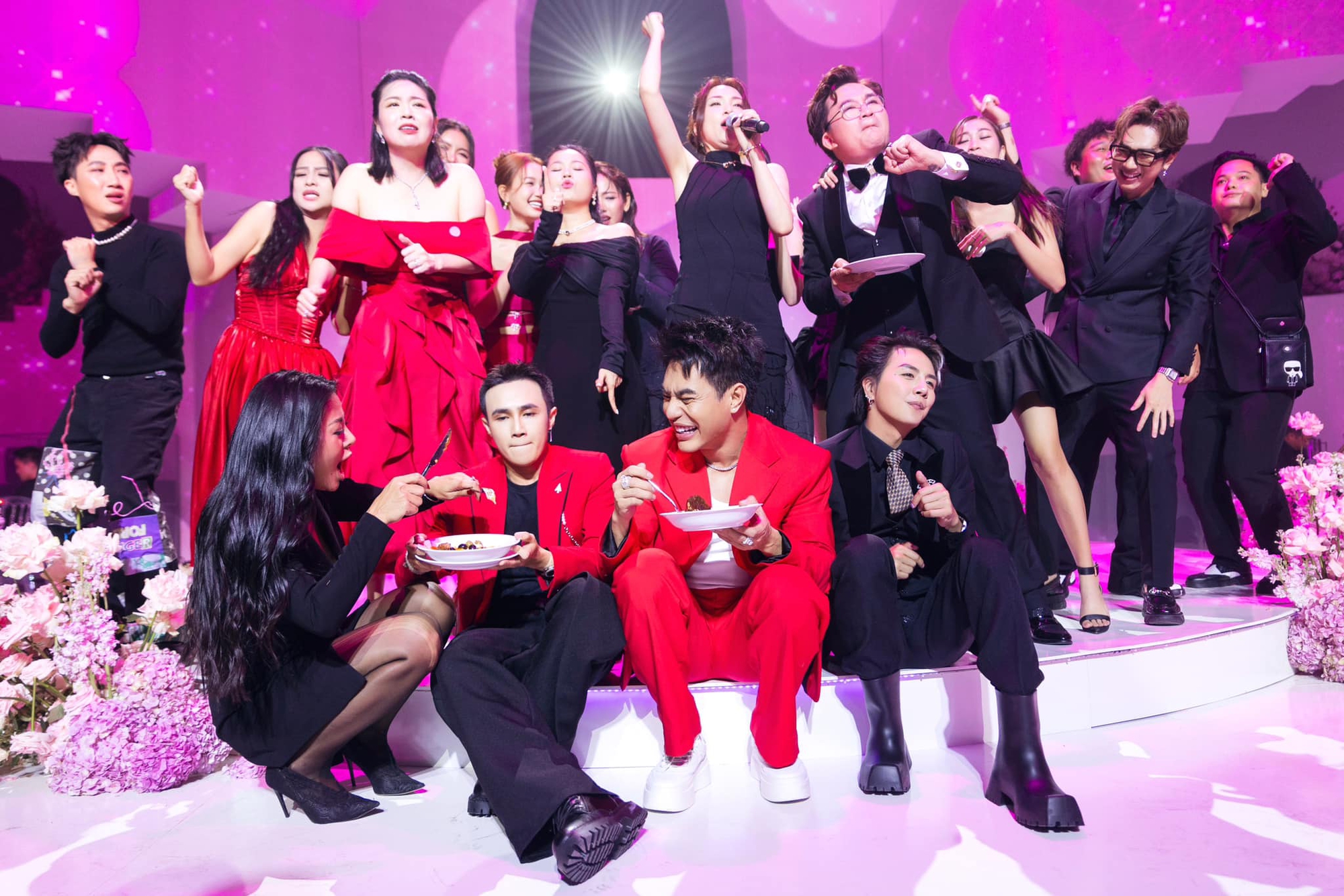 Nam Thư mang dĩa thức ăn lên sân khấu vừa ăn vừa quẩy