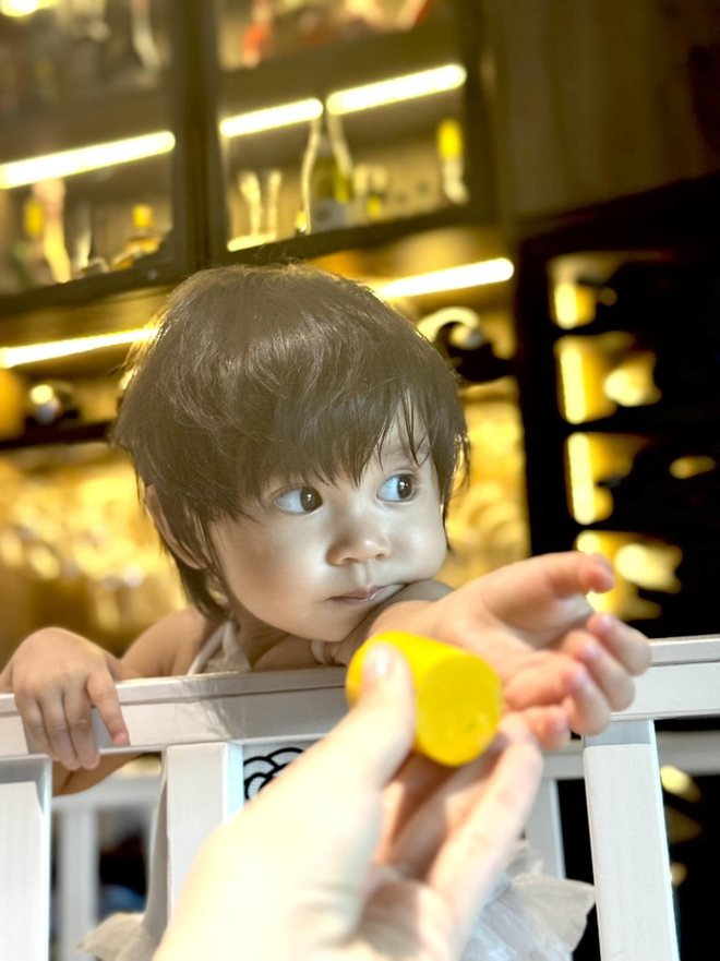 Bé Misumi có khuôn mặt bầu bĩnh, đôi mắt to tròn y hệt 