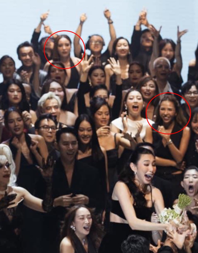 Bức ảnh chung hiếm hoi mà cả hai có mặt nhưng từ thái độ đến vị trí đứng cho thấy ngày 