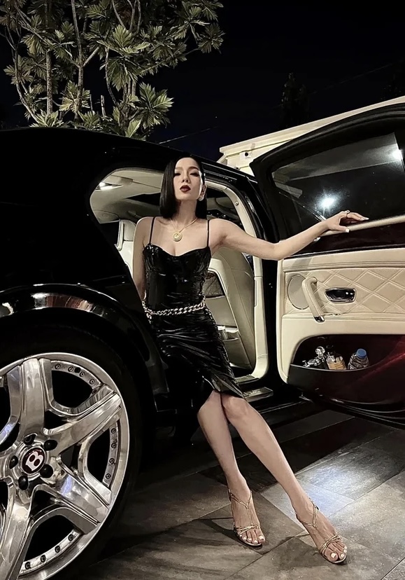 Cô còn sở hữu khối tài sản khủng như căn biệt thự triệu đô, đồ hiệu, xe hơi đắt đỏ...