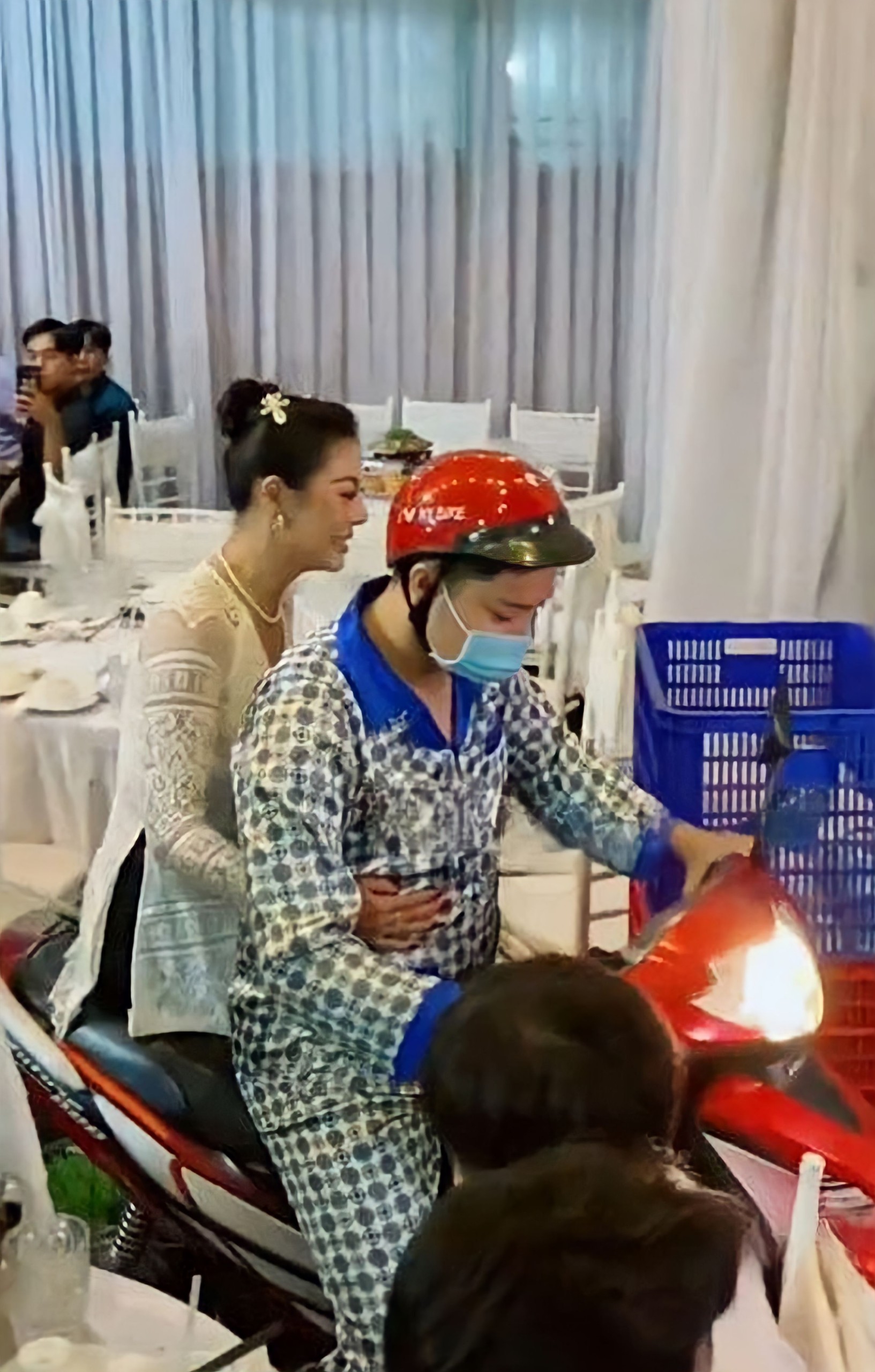 Nam Thư cùng Lê Nhân đèo nhau trên xe máy giữa đám cưới vợ chồng Puka - Gin Tuấn Kiệt