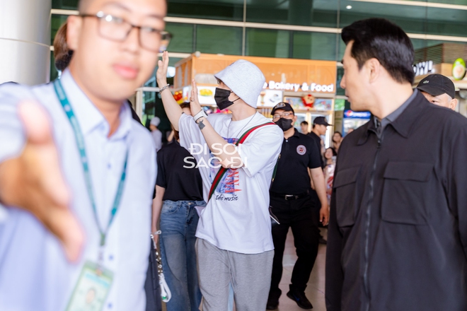 Lâu rồi mới tái ngộ fan Việt, Kim Jae Joong thân thiện chào fan ngay từ khi bước ra