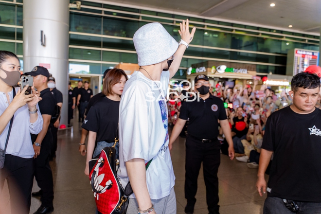 Nam thần Kpop cứ thế chào,...