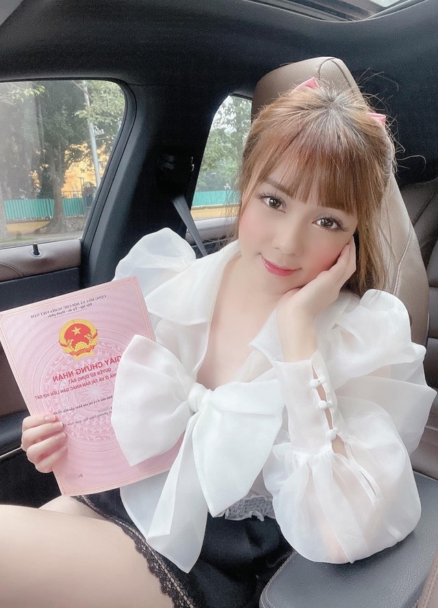 Hà My khoe sổ đỏ tậu được ở tuổi 27