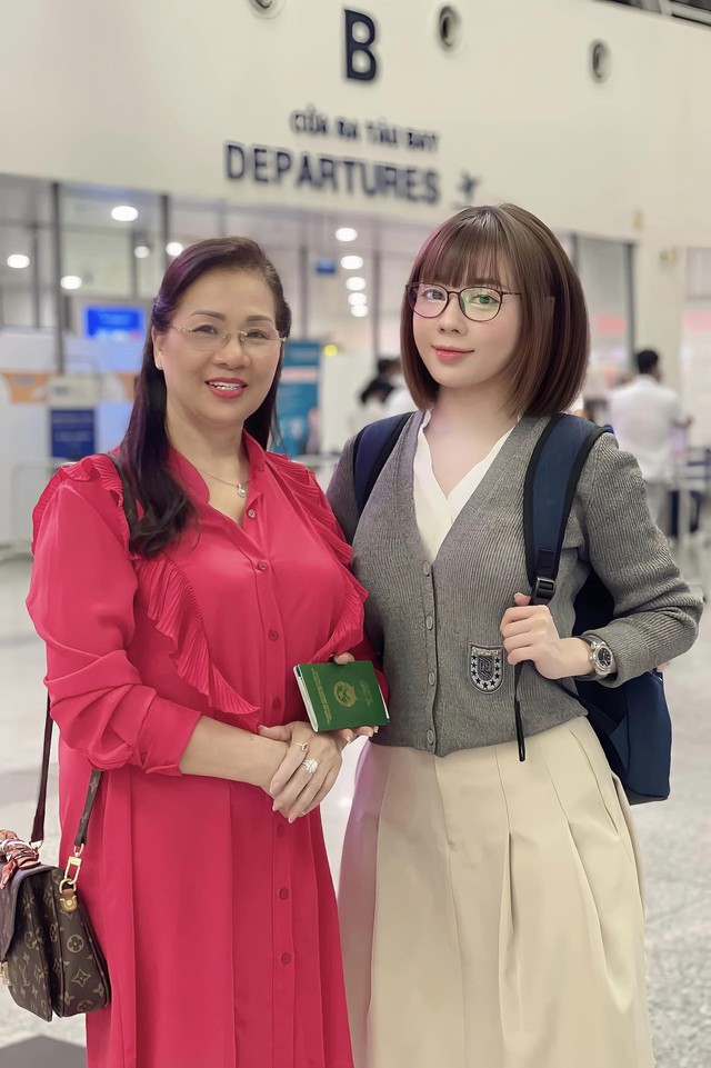 Âu Hà My chia tay mẹ sang Pháp du học