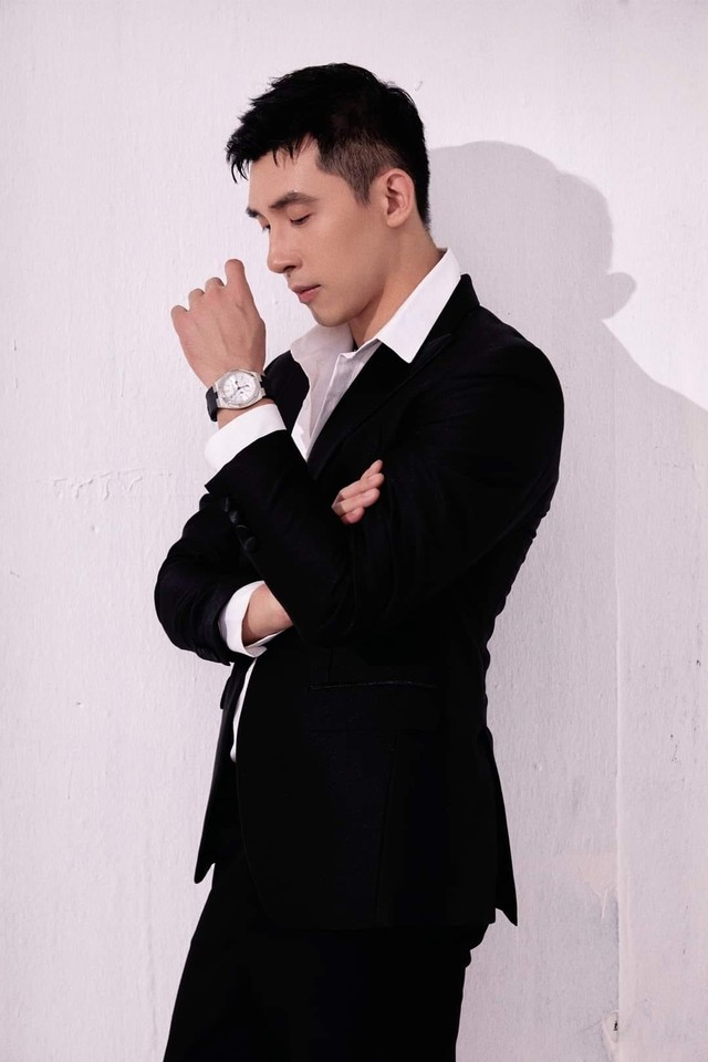 Trên trang cá nhân của anh chỉ có duy nhất một bức ảnh diện đồ như chú rể