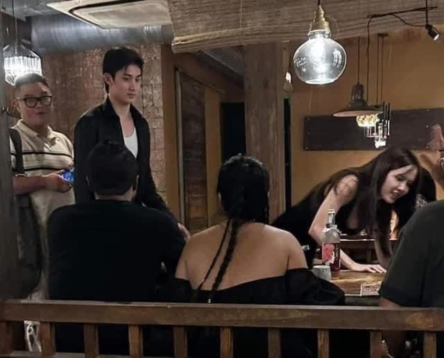 Nữ ca sĩ và bạn trai tin đồn đã để lộ một số nghi vấn hẹn hò như đi chơi cùng hội bạn