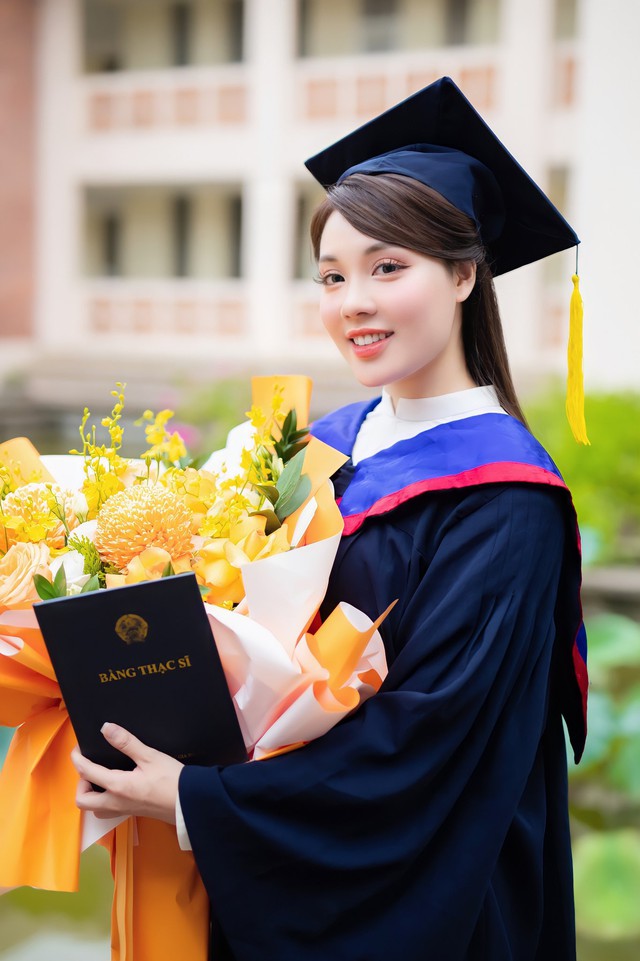 Nữ giảng viên tập trung vào việc giảng dạy và chăm sóc bản thân.