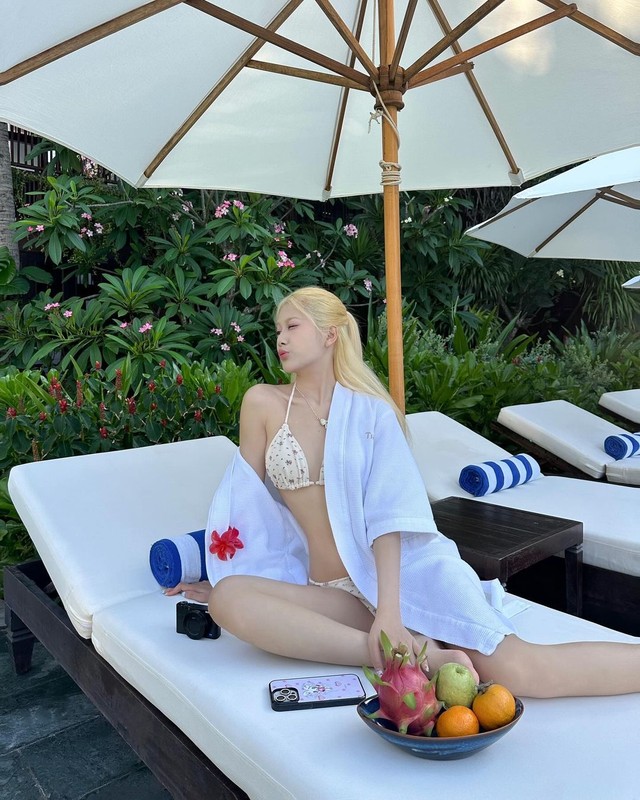 Vẫn là mái tóc bạch kim giúp cô nàng được biết đến trong màn cosplay Rosé.