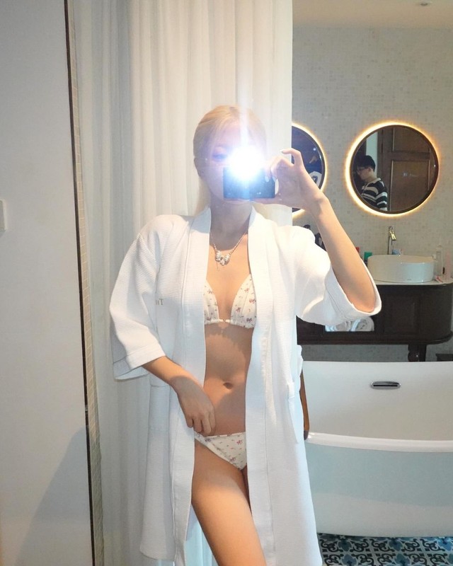 Cô nàng không ngại tạo dáng trước gương, khoe body không chút mỡ thừa.