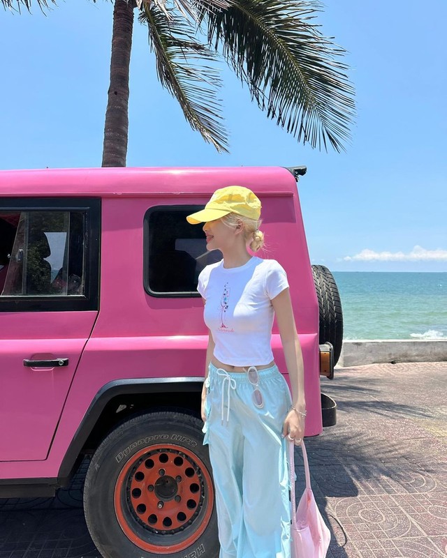 Hiện tại, cô nàng đang làm công việc như một reviewer về lĩnh vực thời trang.