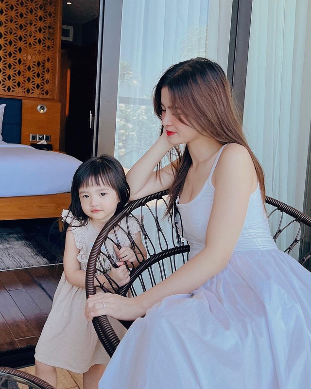 Ái nữ đầu lòng của gia đình Đông Nhi và Ông Cao Thắng - bé Winnie sở hữu ngoại hình đáng yêu cùng tính cách lém lỉnh. Do đó, cô bé cũng có cho mình lượng fan đông đảo không thua kém bố mẹ