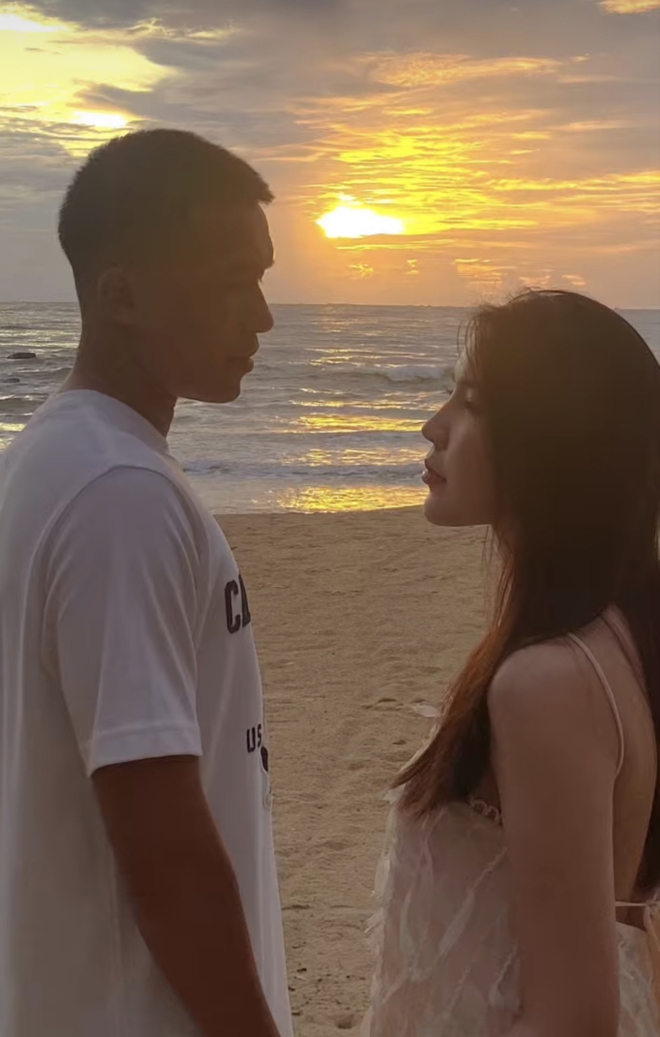 Chàng cầu thủ rất chiều bạn gái