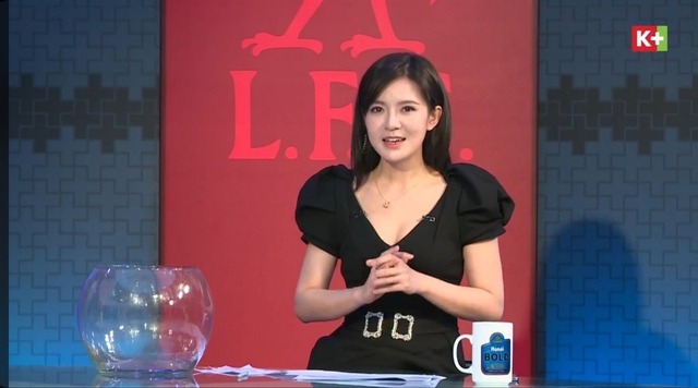 Tú Linh trong vai trò MC bản tin thể thao ngày đầu mới về Việt Nam làm việc.