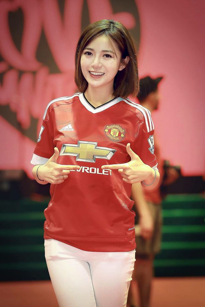 Tú Linh hot càng thêm hot khi là fan nữ xinh đẹp của Manchester United.