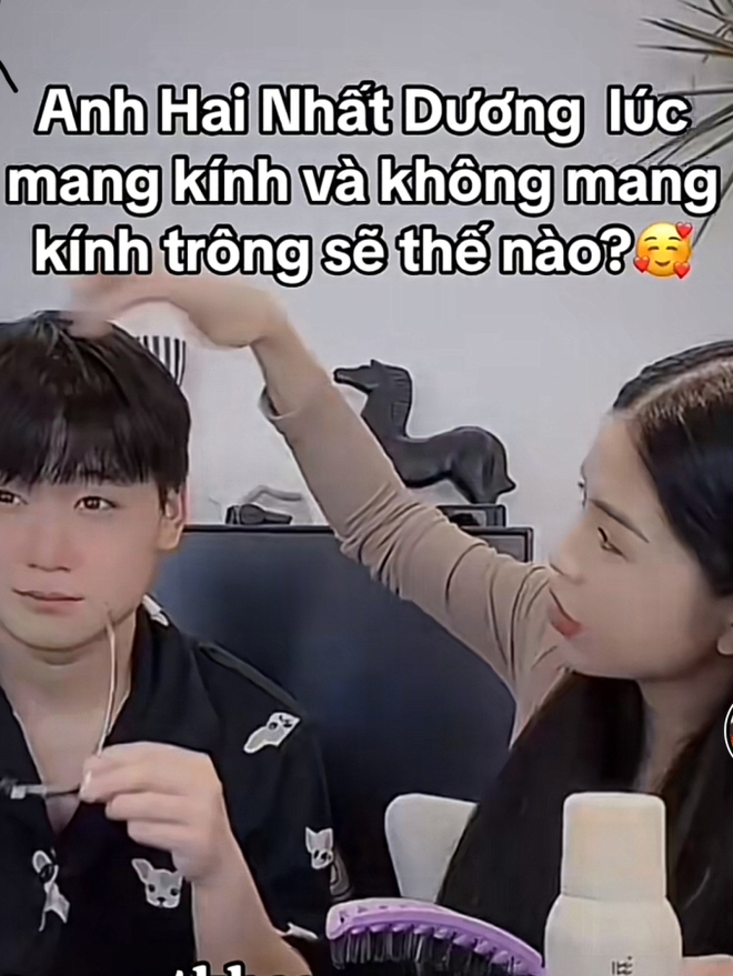 Nhất Dương làm mẫu bán hàng cho Hằng Du Mục trên live