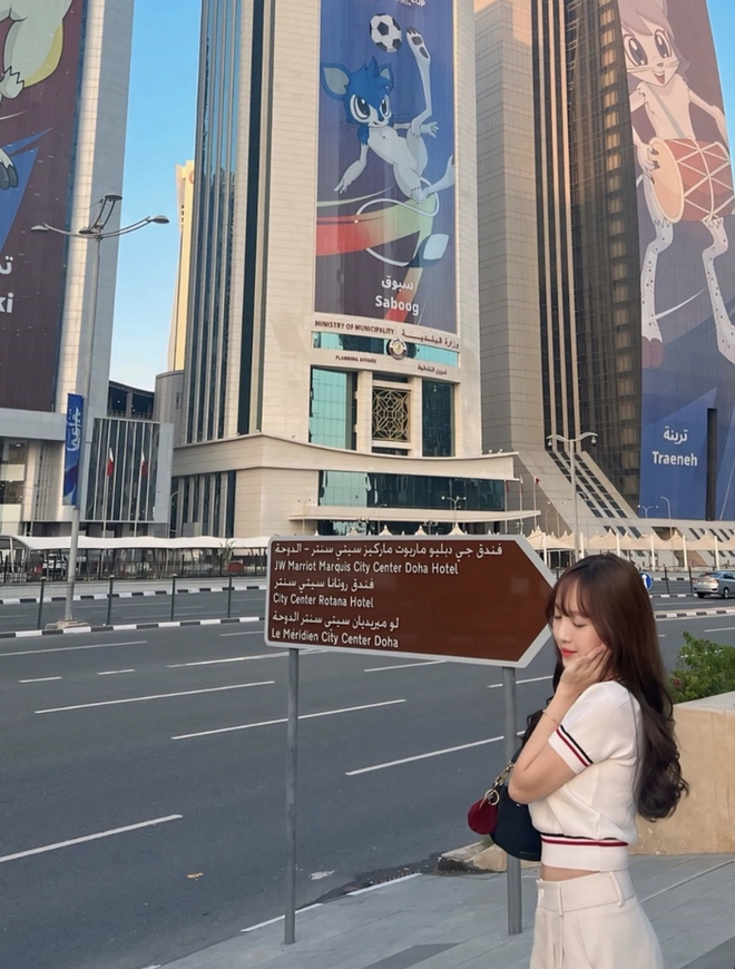 Bạn gái Văn Chuẩn check-in ở Qatar
