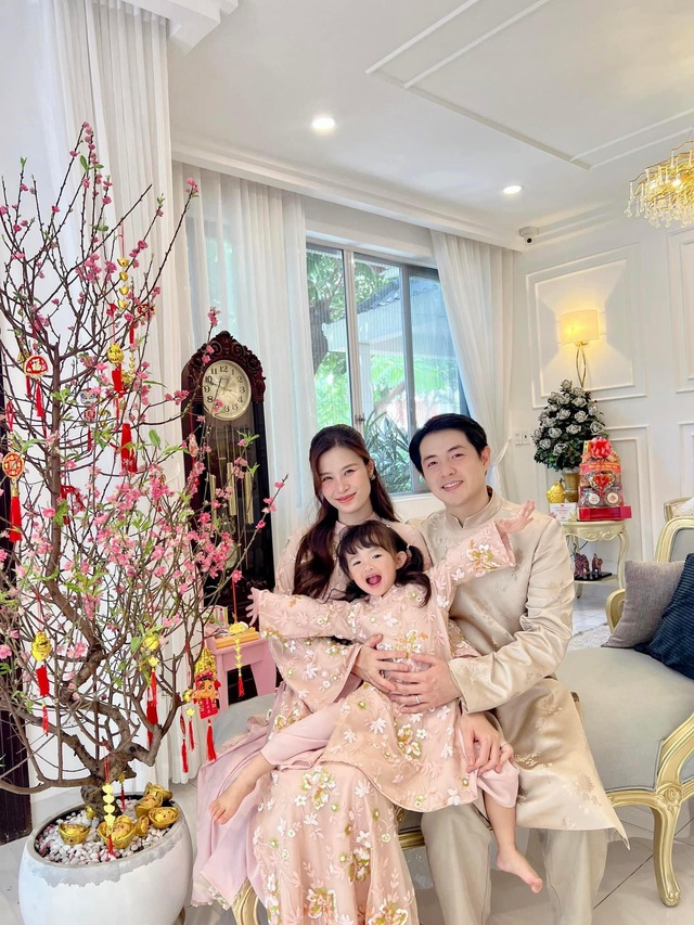 Sau khi kết hôn, cuộc sống hạnh phúc của Đông Nhi bên tổ ấm được nhiều khán giả ngưỡng mộ. Cô cũng luôn được ông xã yêu chiều hết mực