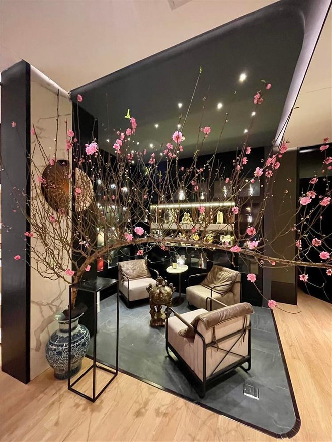 Tú Linh cùng chồng doanh nhân đang sống trong ngôi nhà bề thế.