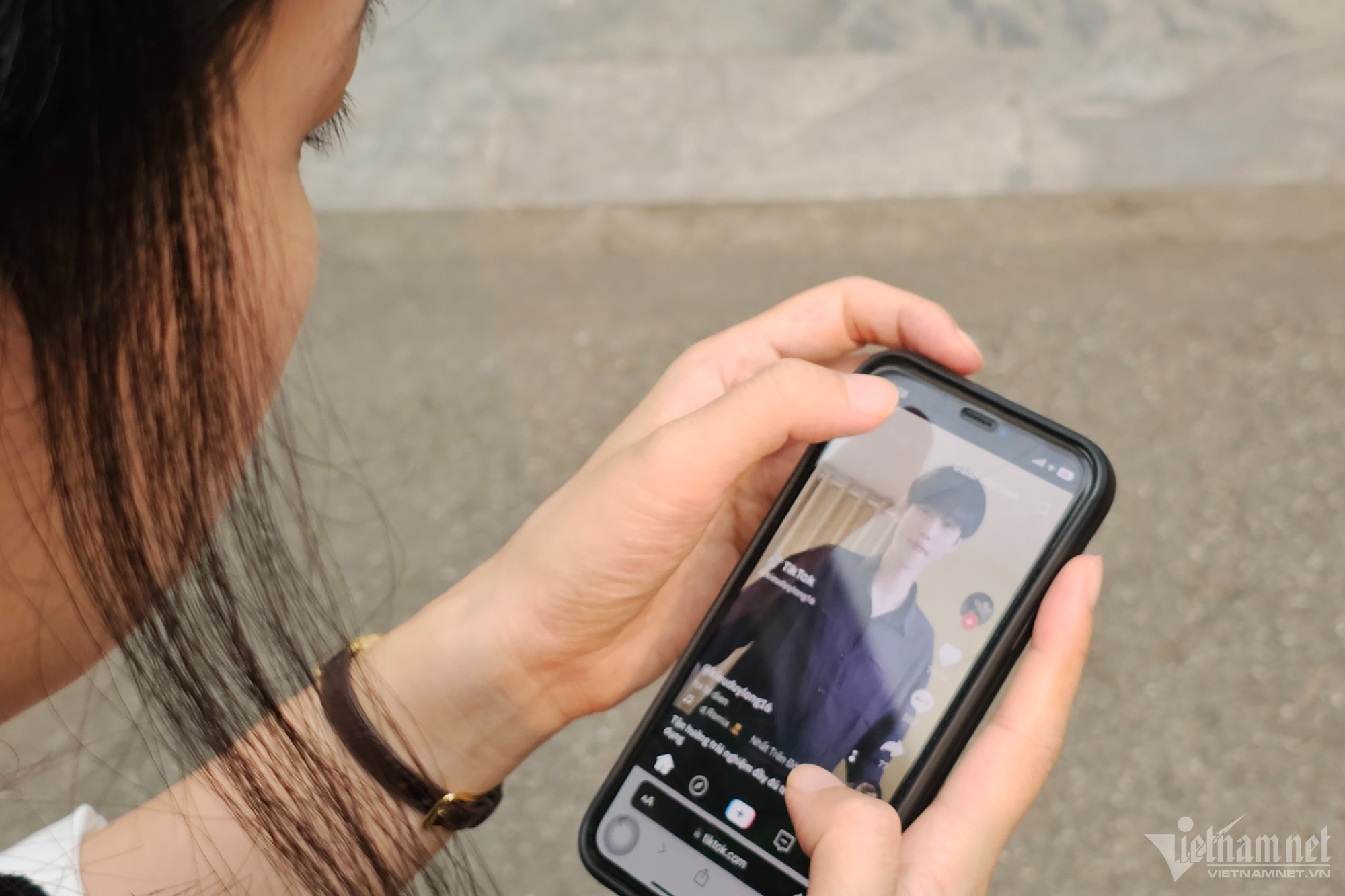 Người dùng mạng xã hội rất dễ bị tác động bởi các bài viết, video có nhiều lượt tương tác. Ảnh: Trọng Đạt