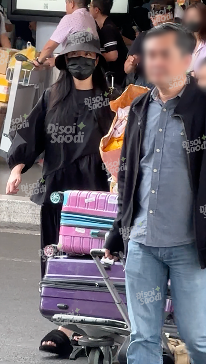 Hoàng Thuỳ Linh lộ bụng bầu khi sánh đôi cùng Đen Vâu từ Hà Nội về TP.HCM