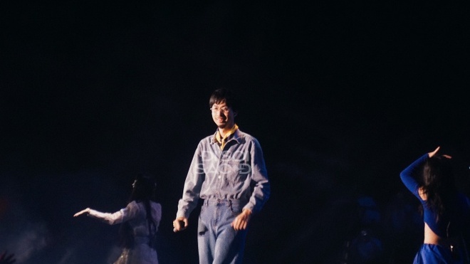 Đen Vâu lộ diện với biểu cảm tươi tắn, nhiệt tình trình diễn trong show tại Hồ Tràm