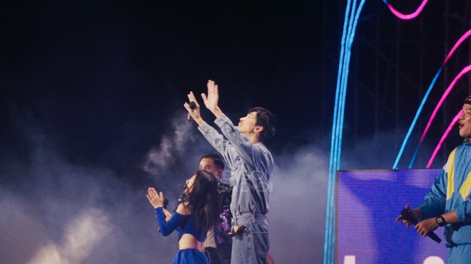 Sau khi hát xong, nam rapper gửi lời chào khán giả và nhanh chóng rút khỏi sự kiện