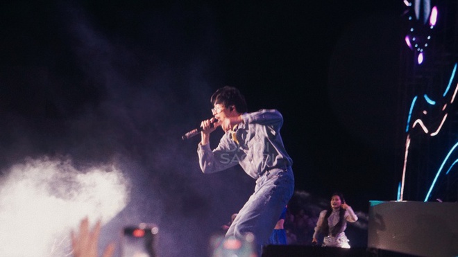 Nam rapper ăn mặc giản dị, chỉ tập trung vào việc biểu diễn chứ không nhắc chuyện đời tư