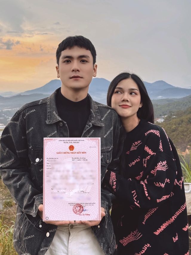 Vào ngày 1/4, Ngọc Trinh còn khoe giấy đăng ký kết hôn với bạn trai
