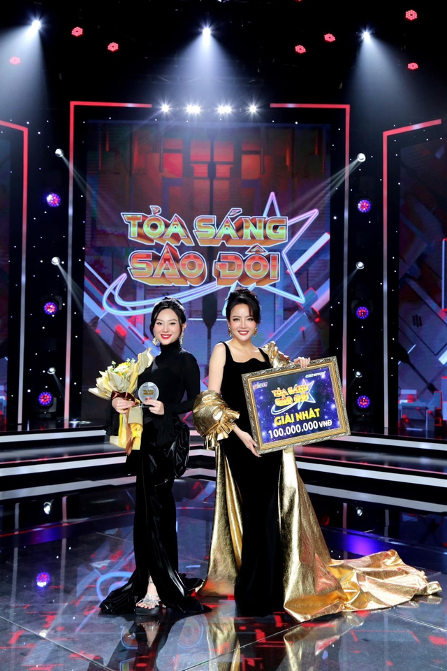 Hoa khôi bolero (bên phải) vừa đoạt giải Quán quân Tỏa sáng sao đôi cùng Đào Kỳ Anh.