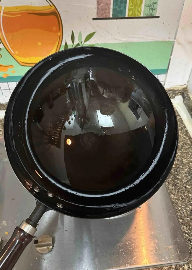 Một số loại nồi sắt trên thị trường có thể mua được với giá rất rẻ, trên thực tế, không phải là chảo sắt chất lượng cao mà chứa đầy chất độc vì toàn kim loại nặng.