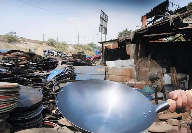 Nếu dùng chảo sắt như vậy để nấu nướng, sử dụng lâu dài sẽ làm tăng nguy cơ mắc bệnh ung thư, tổn thương chức năng thận và các bệnh khác.