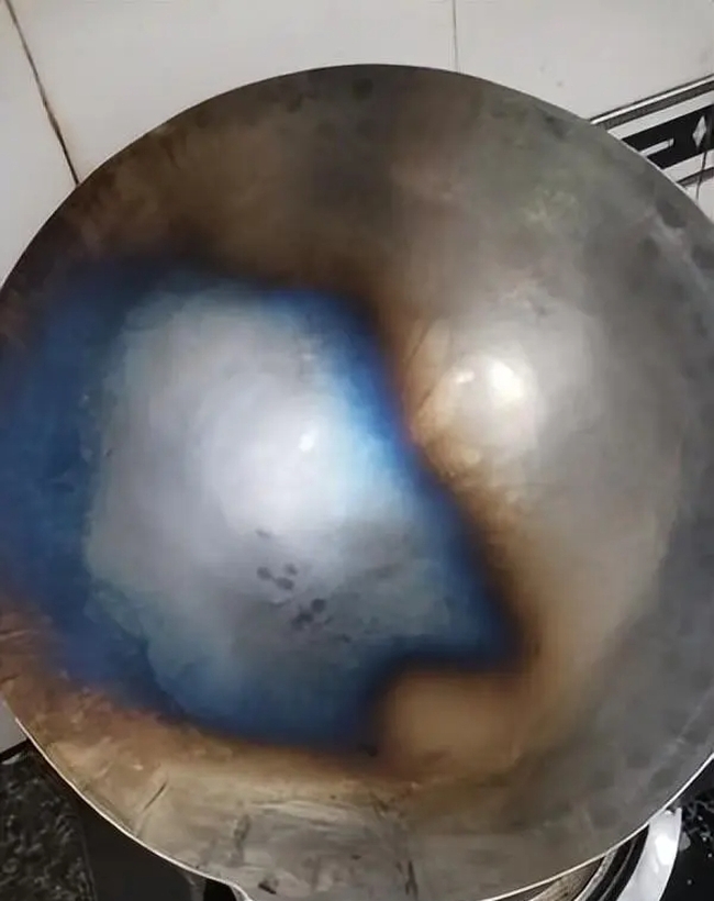 Nếu nồi sắt có độc, đặt trên bếp lửa đun khô thì mùi hôi rất nồng, khói xanh rất hăng do thuốc, nhựa hoặc mùi sơn từ sản phẩm tái chế.