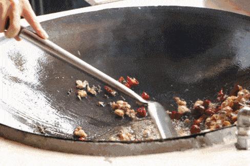 Không ít người sử dụng chảo sắt vì tuy hơi nặng nhưng rất dễ sử dụng, bền...