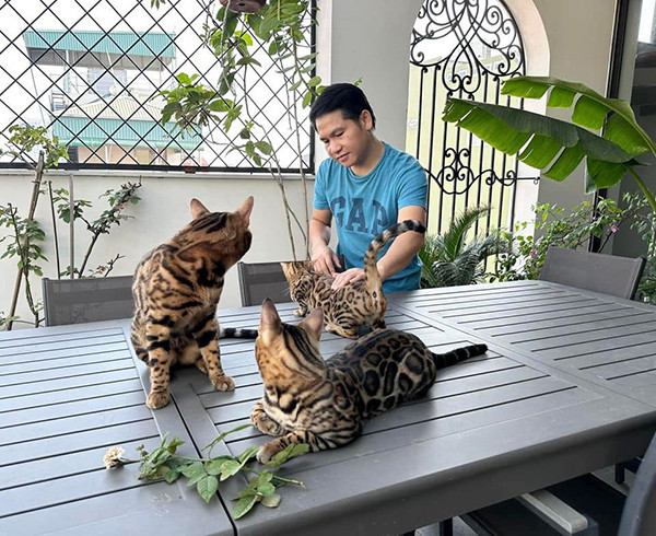 Chỉ cần nam ca sĩ 'flex' nhẹ khoảng sân thượng khán giả cũng đủ hiểu căn nhà của anh giá trị như thế nào.