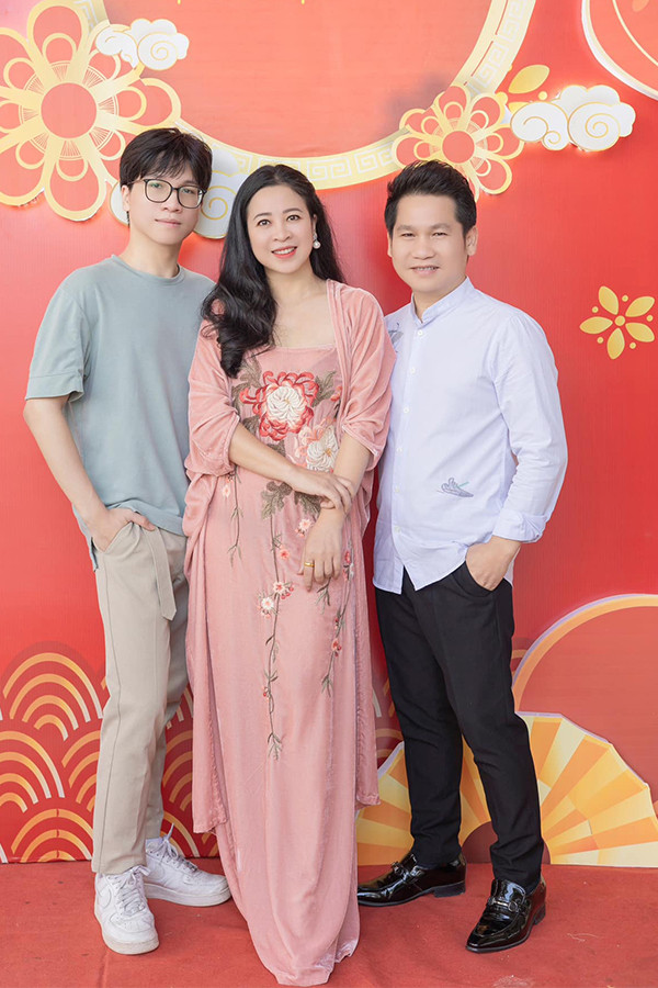 Ngoài người vợ tâm lý, ca sĩ Trọng Tấn còn có 2 con ngoan ngoãn và giỏi giang. Trong số đó là cậu con trai có tài năng như bố. Cách đây 3 năm, Trọng Tấn đã đưa con trai lên sân khấu biểu diễn cùng mình. Anh chia sẻ, Tấn Đạt mới được anh phát hiện có khả năng ca hát hơn 1 năm nay và đã luyện thanh cho Tấn Đạt. Hiện nay Tấn Đạt học thanh nhạc của Học viện Âm nhạc Quốc gia Việt Nam. Trọng Tấn cho rằng, nếu so với anh ngày xưa ở tuổi này đi hát tại sân khấu 51 Trần Hưng Đạo chân run bần bật thì nhìn con trai bây giờ thấy con không run như bố hồi xưa. Như vậy tức là con đã trưởng thành hơn mình ở tuổi đó. Tấn Đạt cũng đã cảm ơn bố - người thầy của mình. Chàng trai chững chạc có giọng hát sáng được nhiều khán giả kỳ vọng sẽ nối nghiệp Trọng Tấn, gặt hái được nhiều thành công.