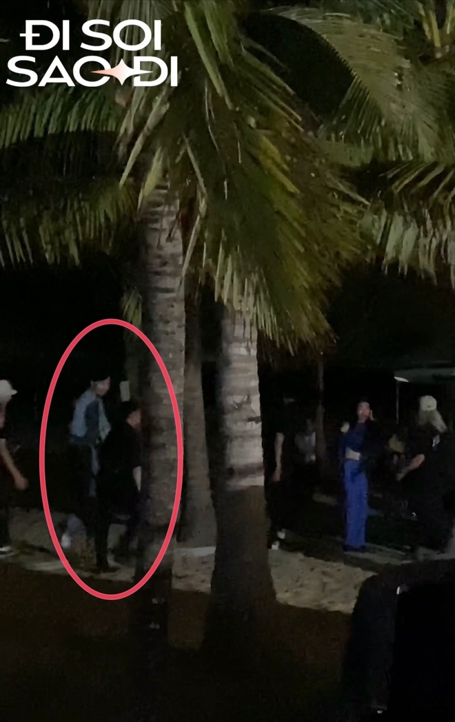 Đen Vâu được nhiều người trong ekip hộ tống ra bên ngoài và rời khỏi khu vực diễn ra sự kiện