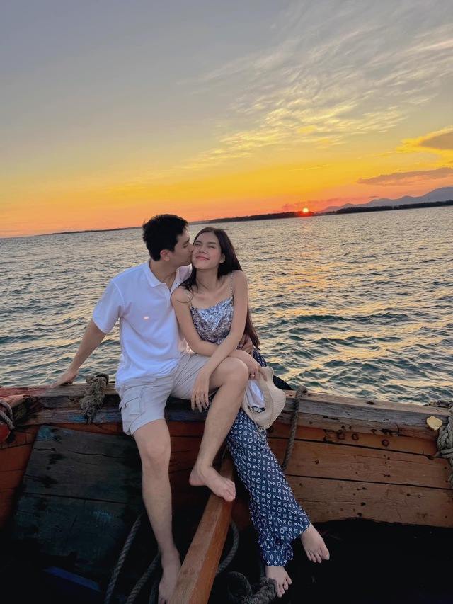 Ngọc Trinh chia sẻ hình ảnh tận hưởng chuyến đi ngoài biển cùng nửa kia
