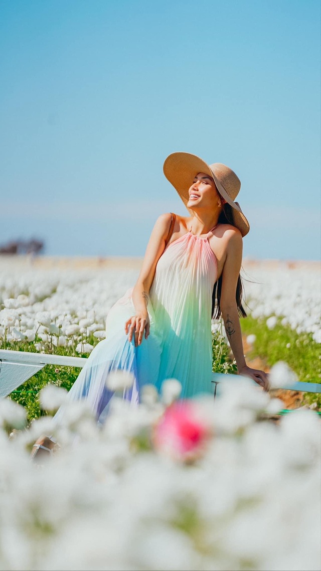 Người đẹp cho biết ba tháng đầu, cô hay ốm nghén