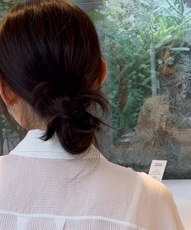 Vậy là bạn đã hoàn thành một kiểu tóc búi thấp tạo góc nghiêng ảo diệu cho gương mặt của mình.