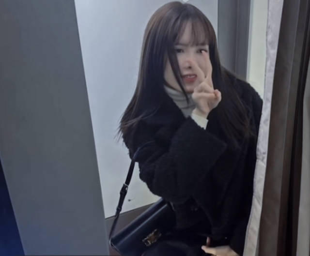 Nữ ca sĩ còn hào hứng chào khi bắt gặp ống kính