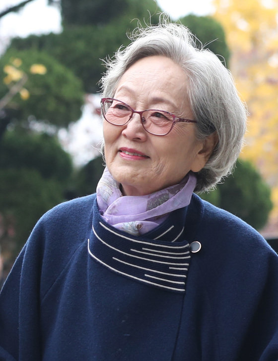 Ở tuổi 86, nữ diễn viên Kim Young Ok vẫn phụ giúp con cái chăm sóc cháu trai bị bại liệt sau tai nạn giao thông