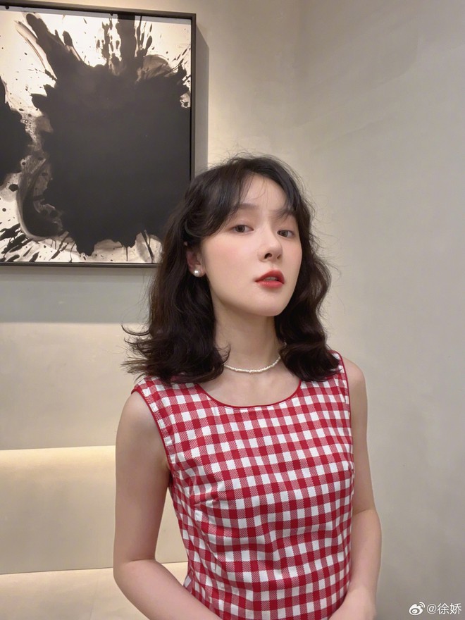 Châu Tinh Trì và con gái nuôi Từ Kiều. Ngay từ nhỏ, Từ Kiều được Tinh gia bao bọc, yêu mến, ký hợp đồng với công ty giải trí do tài tử điều hành.