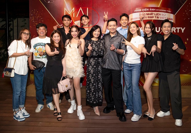 Dù có tham gia phim Mai nhưng Uyển Ân vắng mặt bất thường trong buổi ăn mừng doanh thu. Quỳnh Lý vẫn xuất hiện bên cạnh Trấn Thành và những người bạn trong hội