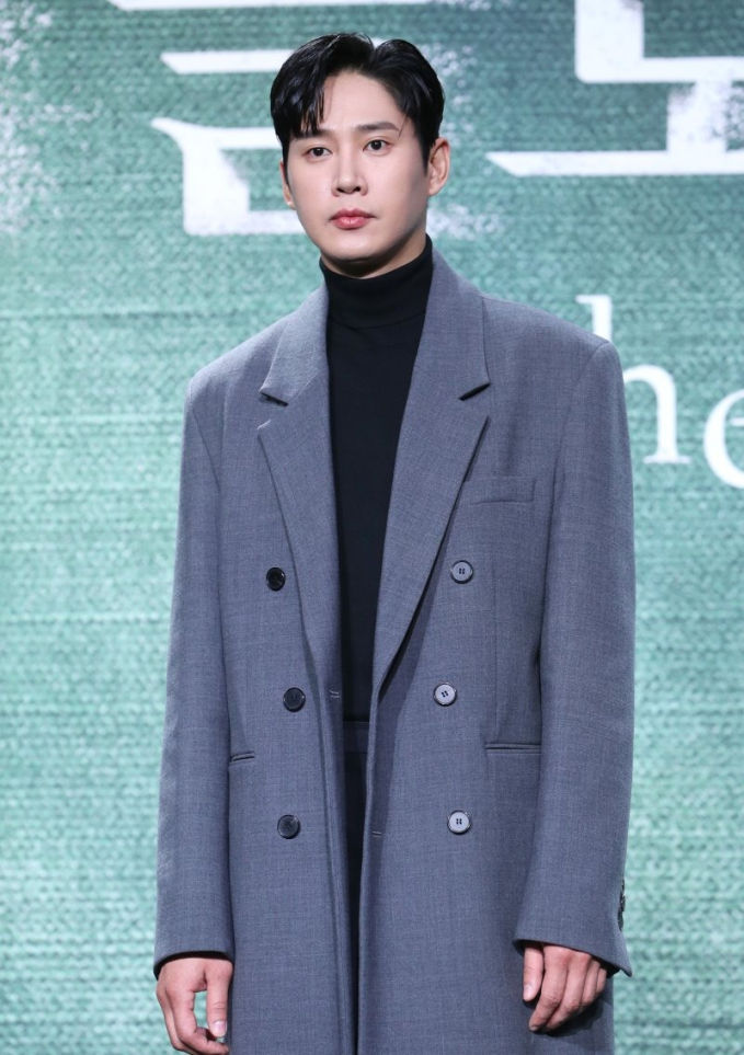 Sở hữu ngoại hình nổi bật, nên ai cũng tin vào lời đồn nói rằng, Park Sung Hoon có gia thế khủng