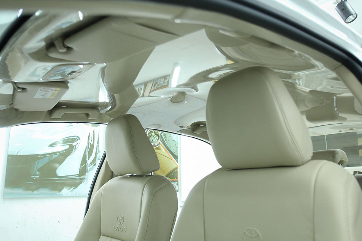 Bọc trần xe bằng nilon được nhiều người sử dụng vì giá thành rẻ. Ảnh: Oto360