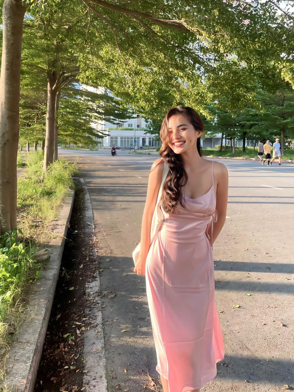 Với lợi thế nhan sắc cùng vóc dáng nóng bỏng, khi đang ngồi trên ghế nhà trường Hoàng Kim đã đắt show làm mẫu thời trang, quảng cáo cho nhiều nhãn hàng lớn.