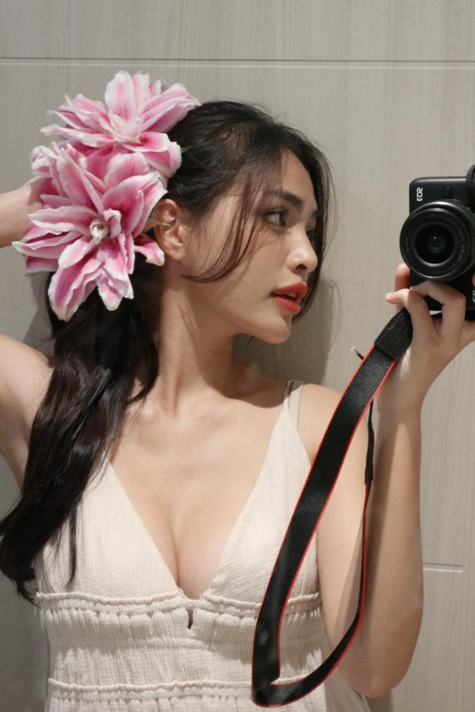 Thời gian gần đây, bên cạnh việc học tập, làm mẫu ảnh,.. Hoàng Kim còn lấn sân kinh doanh, khi làm bà chủ một shop bikini tại Thành phố Hồ Chí Minh. Thỉnh thoảng, cô làm mẫu, quay video quảng cáo sản phẩm.