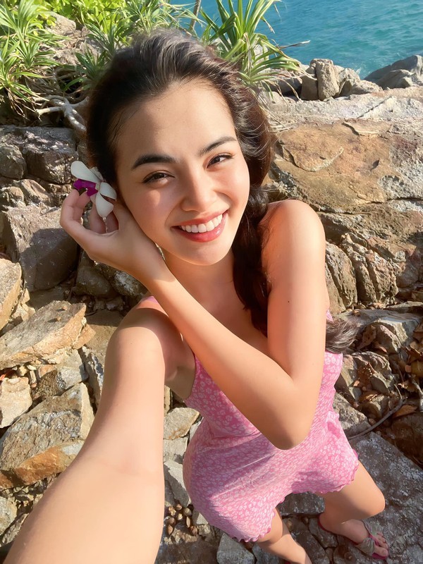 Ngoài ra, đi ngủ sớm và chăm sóc làn da kỹ càng cũng hai vấn đề được Hoàng Kim này chú trọng. Cô cho hay không cần dùng các loại mỹ phẩm đắt tiền, nó có thể là sản phẩm bình dân nhưng phải phù hợp với làn da.