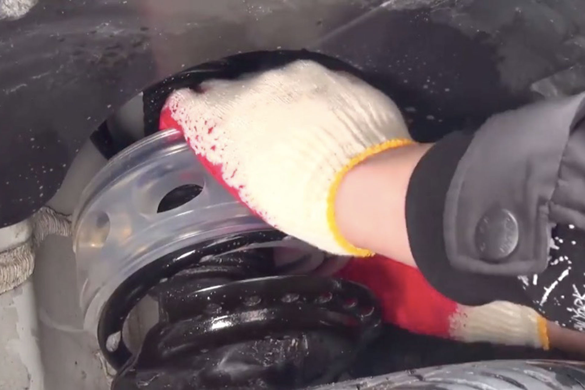 Miếng đệm cao su được lắp vào khoảng trống của lò xo để tăng khả năng chịu tải. Ảnh chụp màn hình